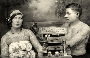 Charles Wagner che tatua un cliente con la sua nuova macchina per tatuaggi brevettata, c.1905 da Unbekannt Unbekannt